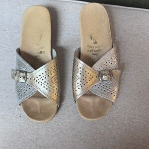 WORISHOFER Metallic Silver Buckle Slide Sandals